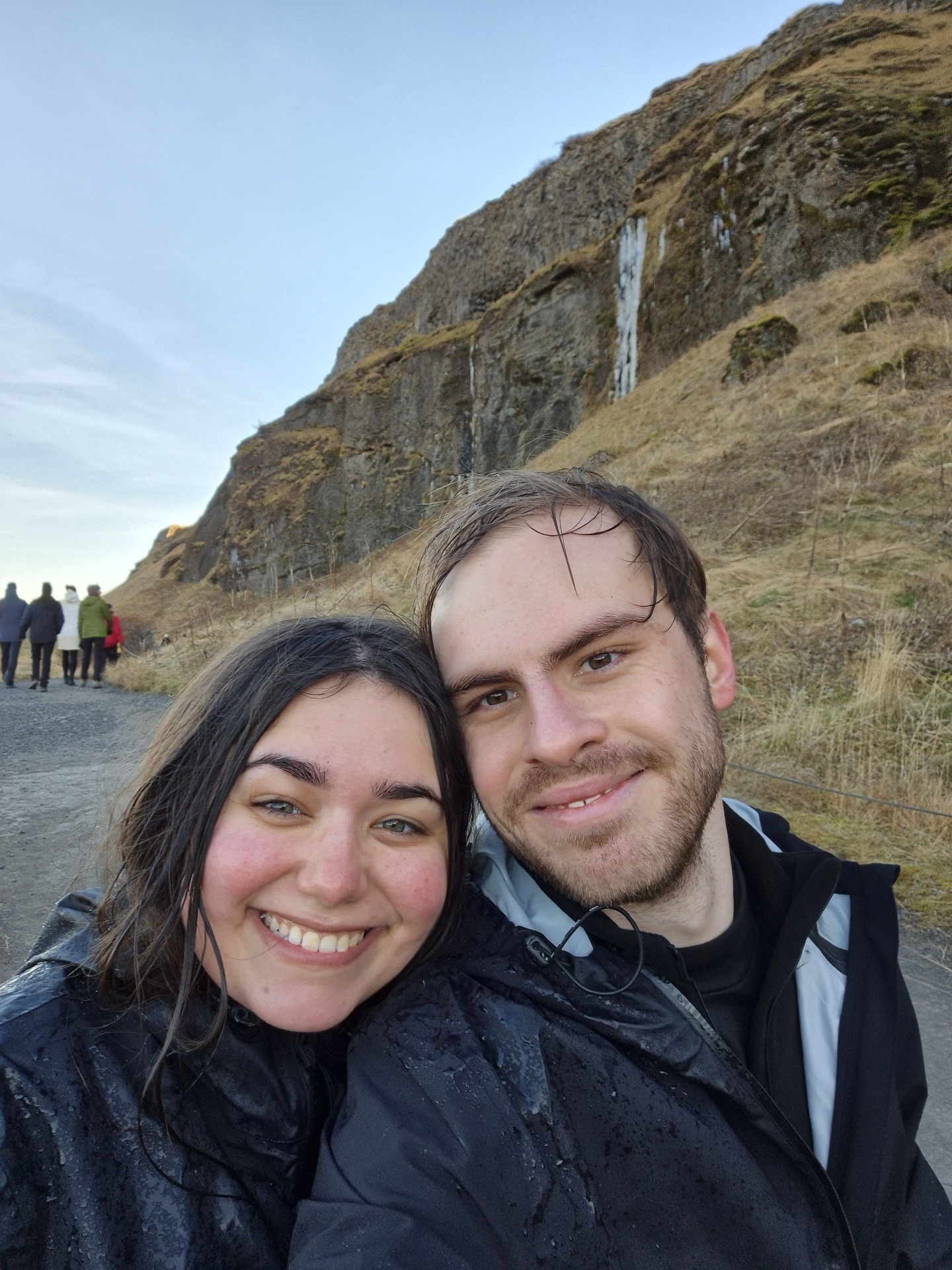 Selfie na Islândia em meio aos penhascos