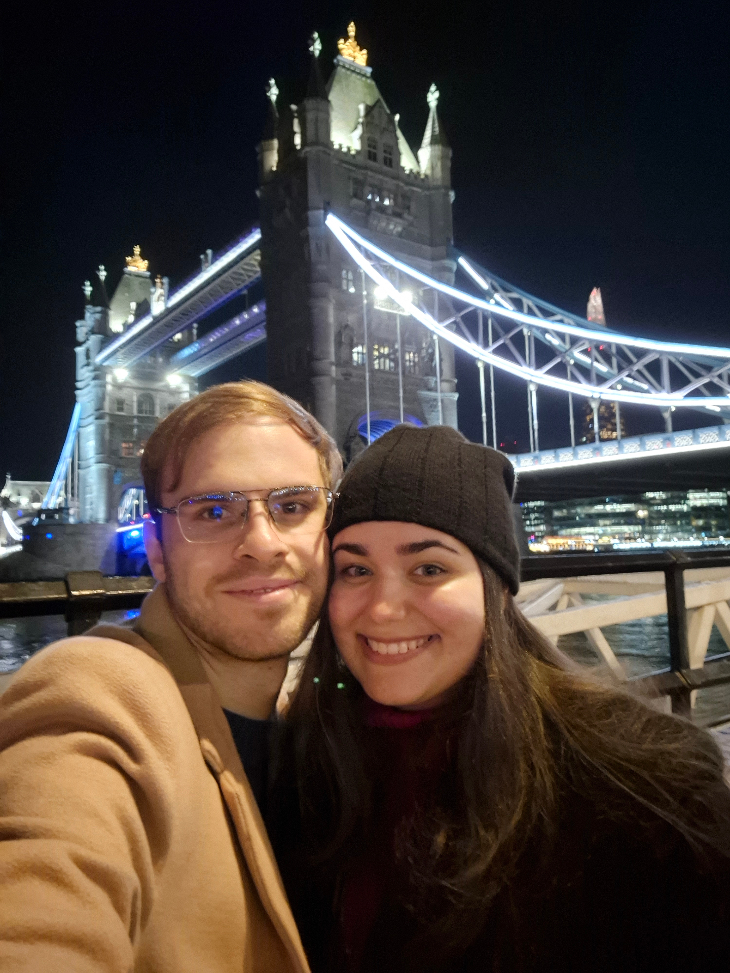 Em Londres, na Tower Bridge à noite